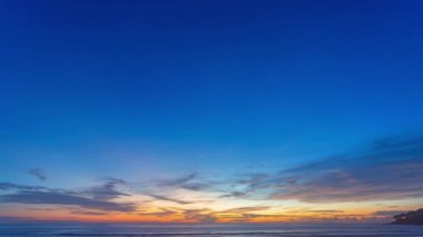 Güzel bulutların zaman aşımına uğramış videosu denizin üzerinde yüzüyor, Karon Sahili, Tayland. Dramatik gün batımı gökyüzü