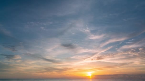 カロンビーチ 海に浮かぶ美しい雲のタイムラウンドビデオ ドラマティックな夕日空 — ストック動画
