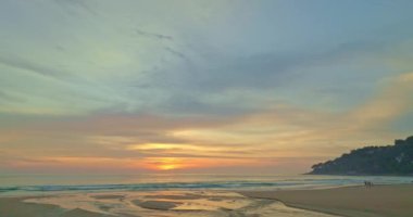 Güneşin çarpıcı günbatımının hava manzaralı yansıması. Güneşin yukarıdaki gökyüzünü boyadığı güzel manzara kumlu ve tatlı bir renkle hafifçe kırılıyor. Soyut doğa arkaplanı.