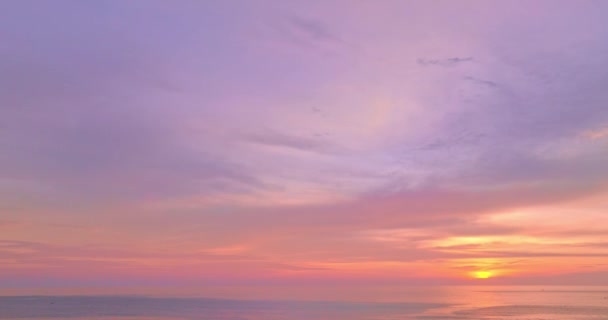 Дивовижна Рожева Хмара Фіолетовому Небі Красивому Заході Сонця Над Морем — стокове відео