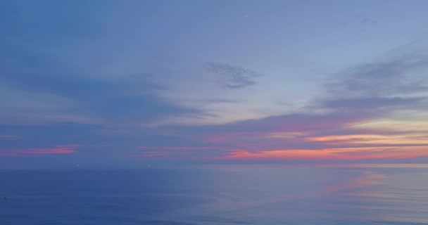 Изумительное Розовое Облако Фиолетовом Небе Красивом Закате Над Морем — стоковое видео