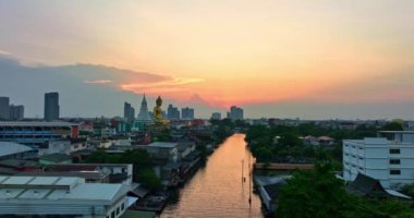 Alacakaranlıkta büyük Buda Wat Paknam Phasi Charoen 'in hava manzarası. Bangkok, Tayland 'da güzel gün batımı gökyüzü