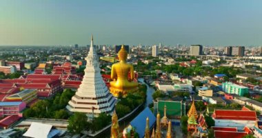 Alacakaranlıkta büyük Buda Wat Paknam Phasi Charoen 'in hava manzarası. Bangkok, Tayland 'da güzel gün batımı gökyüzü