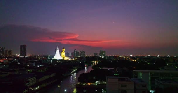 黄金の大仏ワット パクナム ファシュ シャーロンの空中観察 バンコクの美しい夕日空 — ストック動画