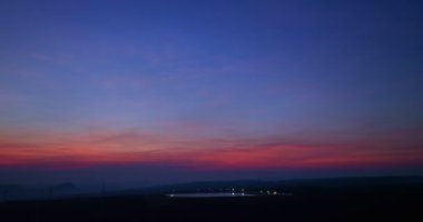 Lamtakong Barajı, Nakhonratchasima, Tayland 'daki rüzgar türbinlerinin hava görüntüsü. Rengi değişmiş. Gökyüzü dokusu