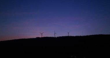 Lamtakong Barajı, Nakhonratchasima, Tayland 'daki rüzgar türbinlerinin hava görüntüsü. Lamtakong Barajı 'nın üzerinde gün doğumunda muhteşem bir gökyüzü, büyük gölette güzel bir yansıması var. Gökyüzü dokusu