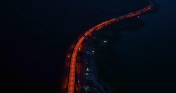 Letecký Top Pohled Dálnici Podél Trasy Podél Přehrady Krásné Osvětlení — Stock video