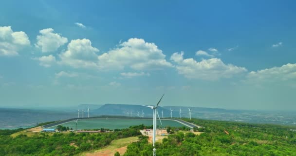 在泰国纳孔腊察西马的兰塔康大坝 蓝天白云在风力涡轮机上方的空中飘扬 风能发电 清洁能源 — 图库视频影像