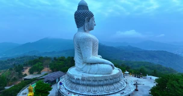 Letecký Pohled Sochu Phuketa Velkého Buddhy Modré Obloze Turistická Atrakce — Stock video
