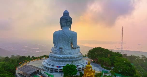 Vista Aérea Niebla Sobre Gran Buda Phuket Amanecer Amarillo Phuket — Vídeo de stock
