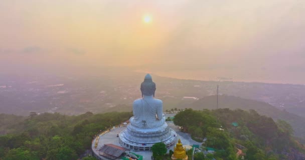 Légi Kilátás Köd Fúj Phuket Nagy Buddha Sárga Napfelkelte Phuket — Stock videók