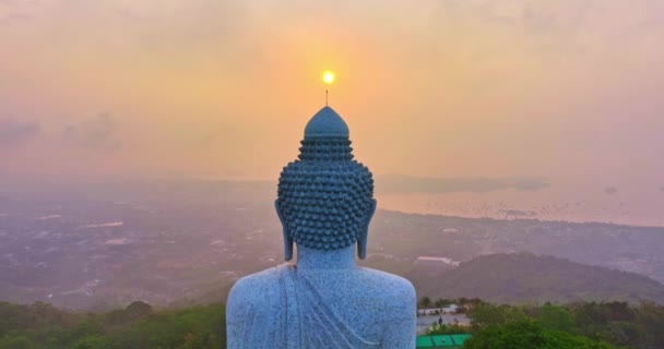 Vista Aerea Nebbia Soffia Sopra Phuket Big Buddha Alba Gialla — Video Stock