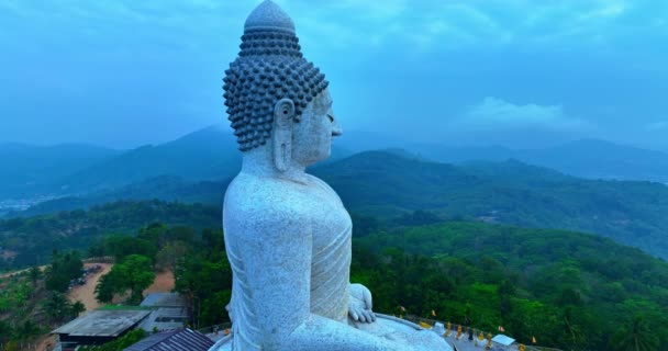 Vista Aérea Estatua Phuket Big Buddha Cielo Azul Atracción Turística — Vídeos de Stock