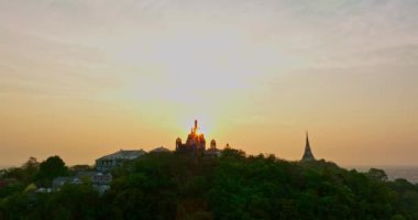 Tayland 'daki sarayın tepesinde parlayan güneş ışınlarının hava görüntüsü. Parlak gökyüzü sabah