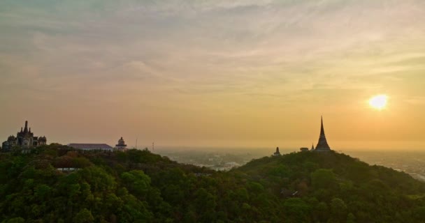 Luftaufnahme Von Sonnenstrahlen Auf Der Spitze Des Palastes Thailand Strahlender — Stockvideo