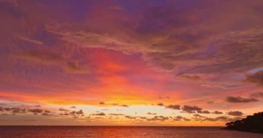 Güneş batarken okyanusun üzerindeki egzotik gökyüzünün havadan görünüşü. Gökyüzü dokusunun dereceli rengi. Doğa ve seyahat kavramı