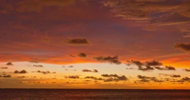 Güneş batarken okyanusun üzerindeki egzotik gökyüzünün havadan görünüşü. Gökyüzü dokusunun dereceli rengi. Doğa ve seyahat kavramı