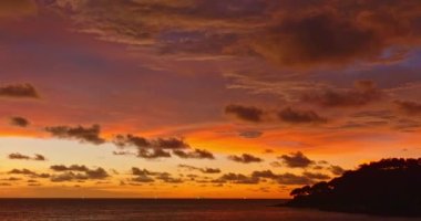 Güneş batarken okyanusun üzerindeki egzotik gökyüzünün havadan görünüşü. Gökyüzü dokusunun dereceli rengi. Doğa ve seyahat kavramı
