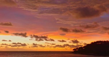 Güneş batarken okyanusun üzerindeki egzotik gökyüzünün havadan görünüşü. Gökyüzü dokusunun dereceli rengi. Doğa ve seyahat kavramı