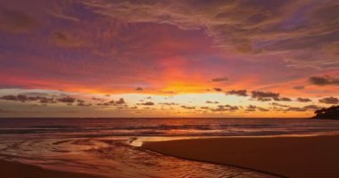 Güneş batarken okyanusun üzerindeki egzotik gökyüzünün havadan görünüşü. Gökyüzü dokusunun dereceli rengi. Doğa ve seyahat kavramı