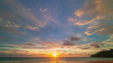 Okyanusun üzerindeki çarpıcı günbatımının havadan görünüşü. Rengi değişmiş. Doğa ve seyahat kavramı