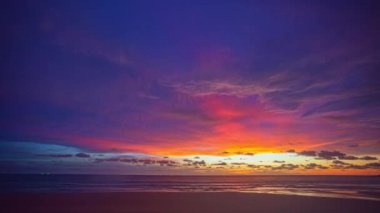 Okyanusun üzerindeki çarpıcı günbatımının havadan görünüşü. Rengi değişmiş. Doğa ve seyahat kavramı