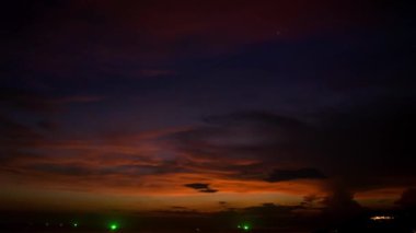 Göz kamaştırıcı günbatımının havadan hiperhızlandırılmış görüntüsü. Gradyan gökyüzü dokusu, soyut doğa arkaplanı.