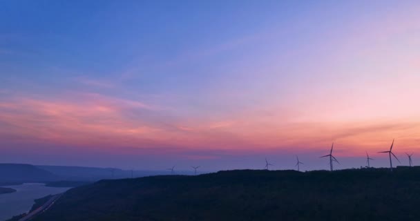 在风力涡轮机上方的日出风景 在粉红的天空中 太阳缓缓升起 给周边的泰国乡村带来了温暖的光芒 — 图库视频影像