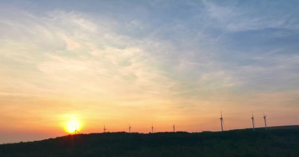 Landskap Soluppgång Ovanför Vindkraftverk Solen Stiger Sakta Upp Den Rosa — Stockvideo