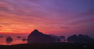 .Samed Nang Chee takımadalarındaki adalara kırmızı ışık. Hava manzaralı. Güneş ışığı adanın üzerinde parlıyor. Samed Nang Chee takımadalarında erken pembe gün doğumu...