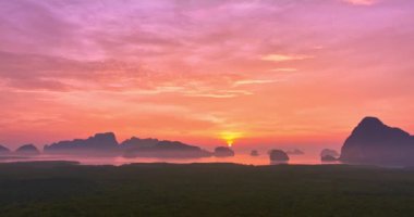 Samed Nang Chee takımadalarında pembe gün doğumu, Phang Nga, Tayland. Güneş doğarken gökyüzünün muhteşem kızıl görüntüsü.