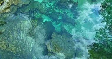 Berrak yeşil su dereleri yemyeşil ağaçların arasından akar, gökyüzü manzaralı. Klong Song Nam, Tayland