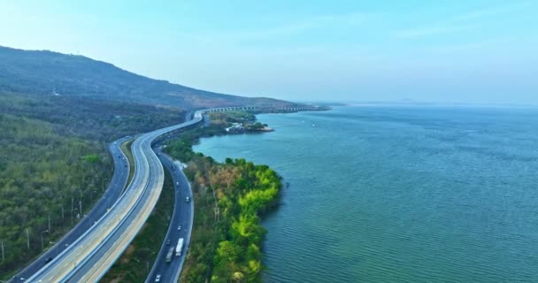 ラムタゴンダムの横にある高架高速道路の空中観測 道路の横にある美しい海岸 高速道路はタイ北東部を結ぶ経済ルートを高める — ストック動画