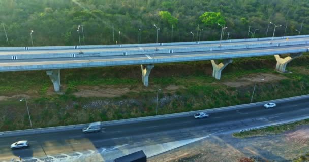 南隆坝边高架高速公路的鸟瞰图 路边美丽的海景 高速公路提升了连接泰国东北部地区的经济路线 — 图库视频影像