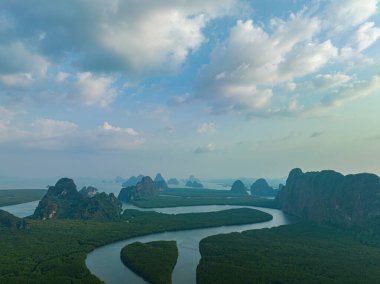 Tayland, Phang Nga 'daki Baan Naingob' daki mangrov ormanındaki dar kanal manzarası. Balıkçı köyünden Phang Nga okyanusuna giden yol. Mangrove ormanlarında takımadalar.