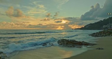 Güzel sahil manzarası ve gün batımında sarı gökyüzü Kalim Patong plajı, Phuket, Tayland