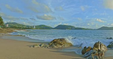 Kumlu sahilde deniz dalgaları. Doğa ve seyahat kavramı 4K çözünürlüğü. Kalim Sahili, Phuket, Tayland