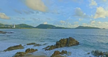 Kumlu sahilde deniz dalgaları. Doğa ve seyahat kavramı 4K çözünürlüğü. Kalim Sahili, Phuket, Tayland