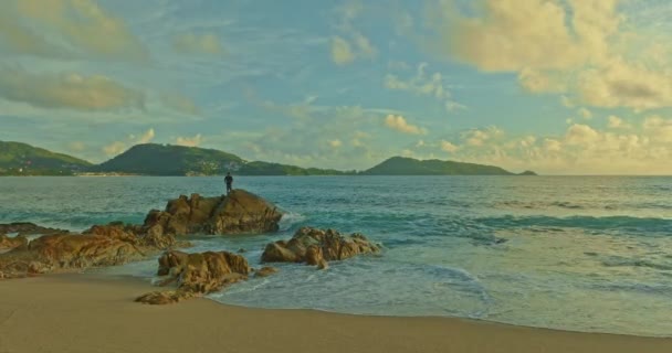 Luftaufnahme Des Schönen Strandes Und Des Gelben Himmels Bei Sonnenuntergang — Stockvideo