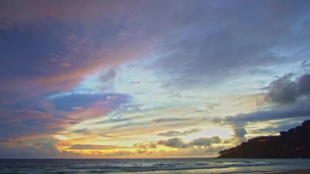 夕阳西下 美丽的云彩缓缓地在海面上令人叹为观止的天空中移动 — 图库视频影像