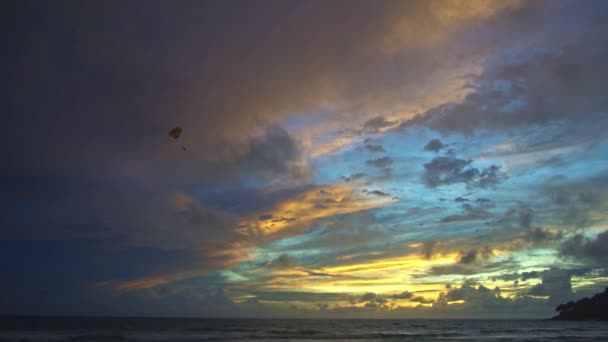 Krásné Mraky Pohybující Pomalu Ohromující Obloze Nad Mořem Při Západu — Stock video