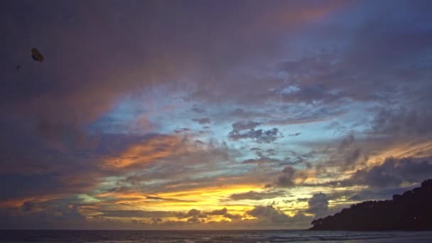 夕阳西下海面上令人叹为观止的多彩的云彩景象录像 — 图库视频影像