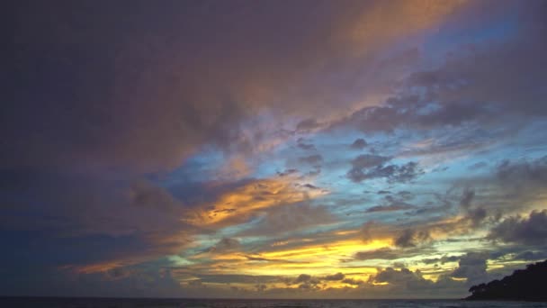 Gün Batımında Denizin Üzerindeki Çarpıcı Renkli Bulutların Hızlandırılmış Videosu — Stok video