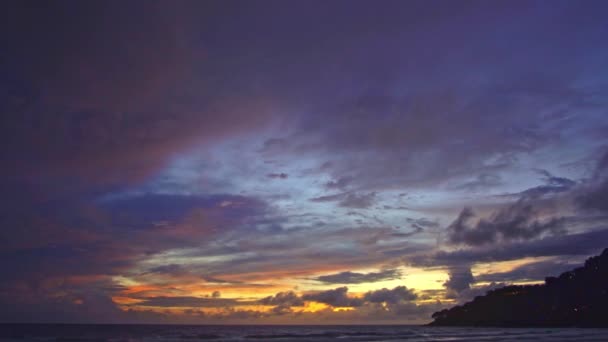 夕阳西下海面上令人叹为观止的五彩斑斓的云彩时光飞逝视频 — 图库视频影像