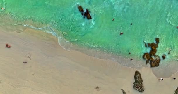 イルカサークルのビーチの横にあるパトンロード上空の景色 緑のビーチの横のパトンロード カリムビーチプーケットの岩のビーチにラッピング明るい緑の海の白い泡波 — ストック動画