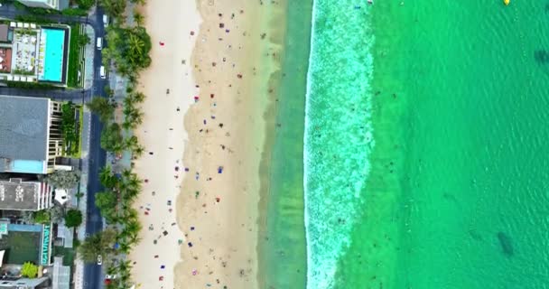 Повітряний Вид Дорогу Патонг Біля Зеленого Пляжу Дельфінівському Колі Білі — стокове відео