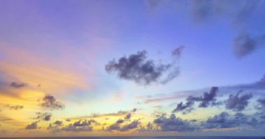 .Okyanusun üzerindeki günbatımında inanılmaz renkli gökyüzü gün batımında güzel mor gökyüzü panoramik bir manzara. ~ Dramatik Gökyüzü tatlı günbatımında ve mor saat 4K, 4096x2160..