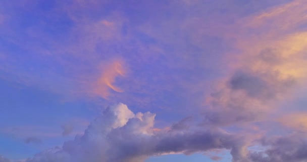 Escena Cielo Romántico Brillante Puesta Sol Nubes Coloridas Alejándose Paisaje — Vídeo de stock