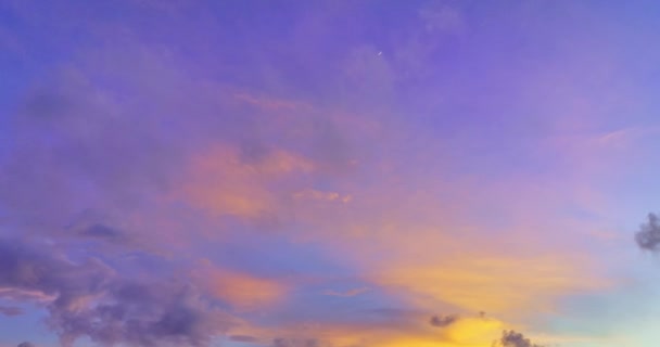 Escena Cielo Romántico Brillante Puesta Sol Nubes Coloridas Alejándose Paisaje — Vídeo de stock