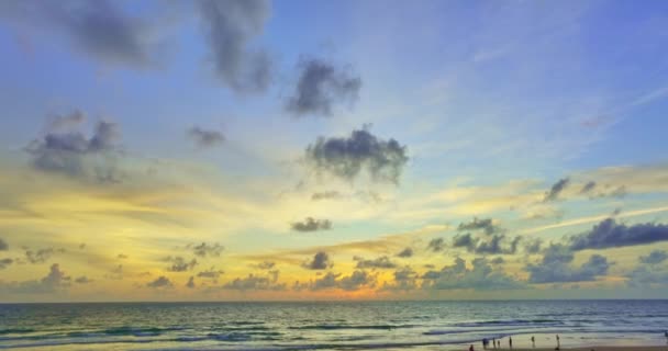 Vue Aérienne Nuages Colorés Dans Magnifique Ciel Couchant Dessus Océan — Video